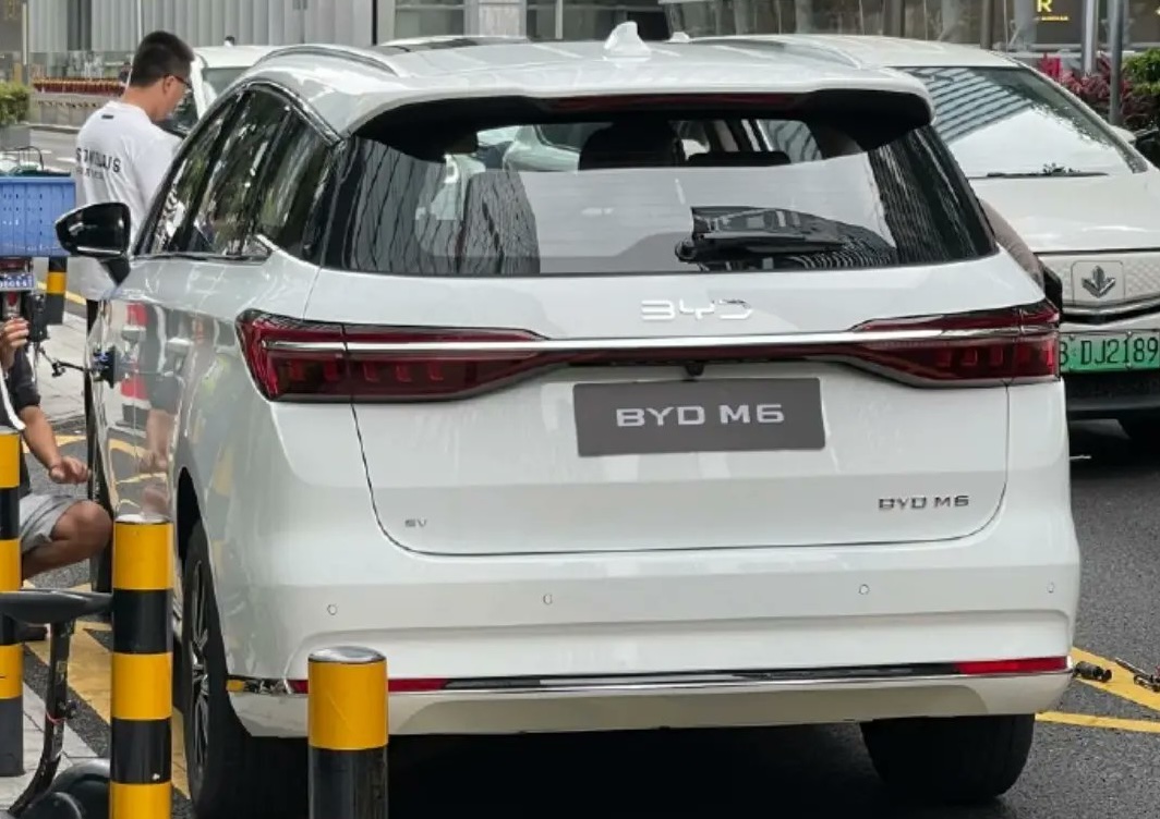 
								BYD M6 2025 full									