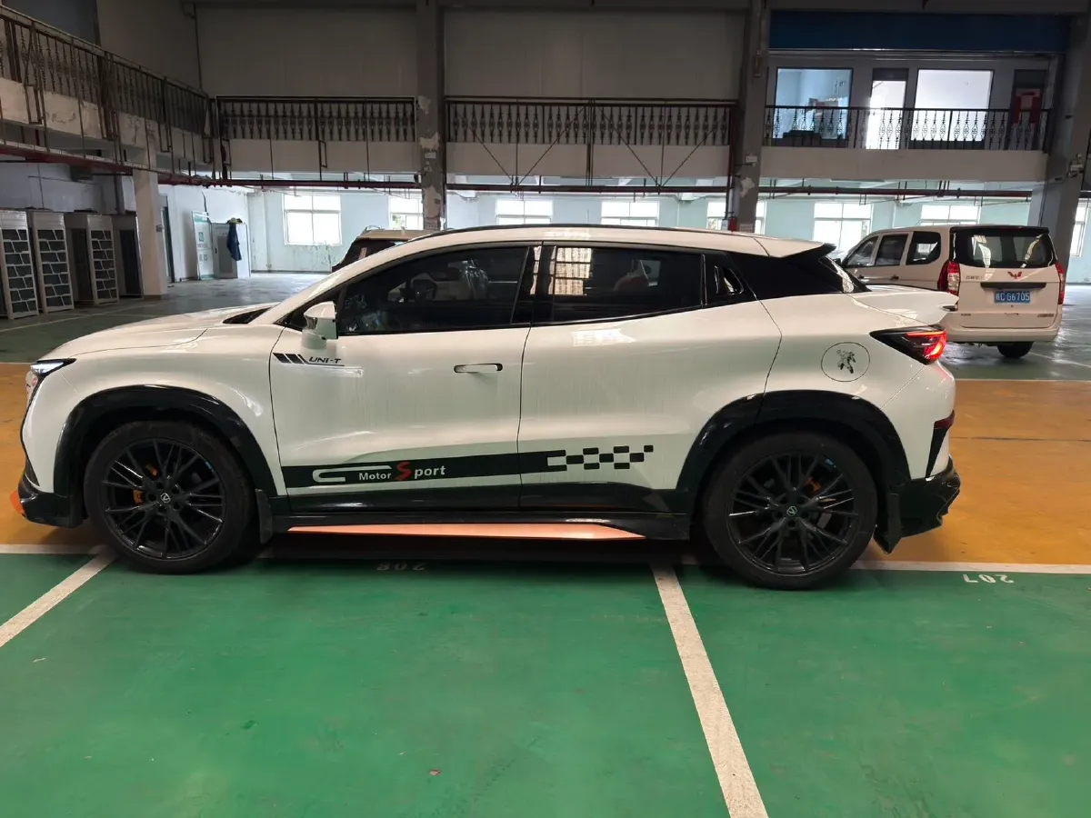 
								Used 2023 ChangAn UNI-T 1.5T 188HP L4 7DCT full									