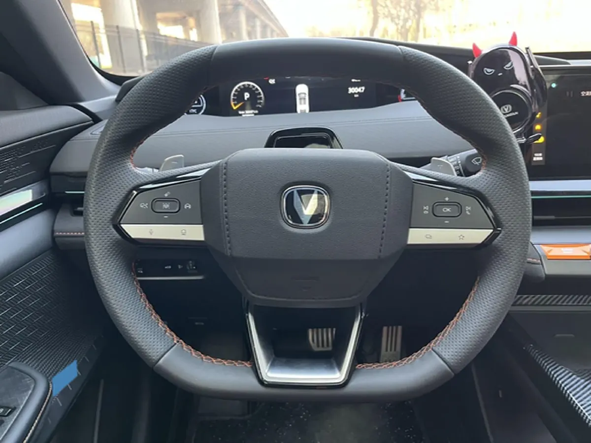 
								Used 2024 ChangAn UNI-V 1.5T 188HP L4 7DCT full									