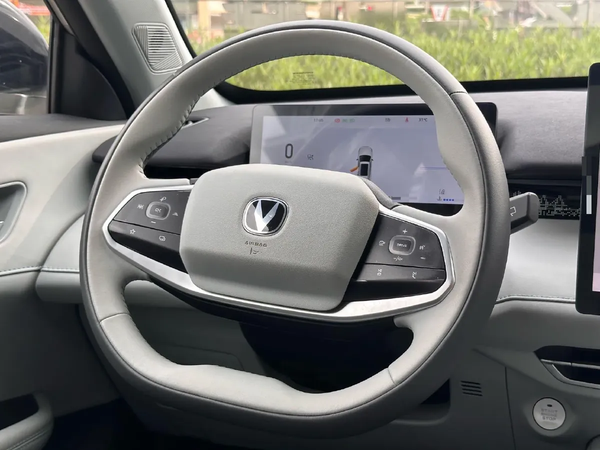 
								Used 2025 ChangAn UNI-Z 1.5T 188HP L4 7DCT full									