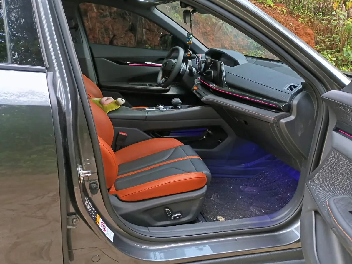 
								Used 2024 ChangAn UNI-V 1.5T 188HP L4 7DCT full									