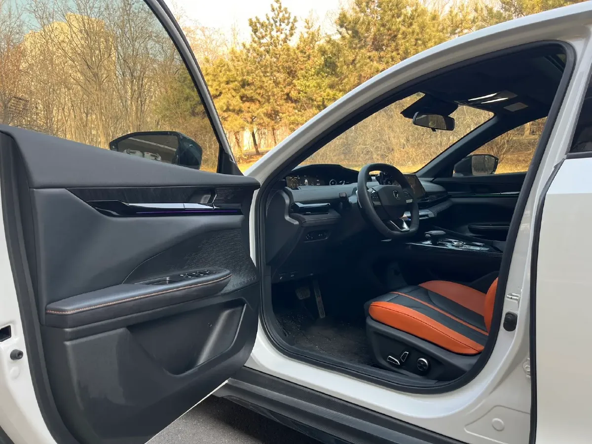 
								Used 2024 ChangAn UNI-V 1.5T 188HP L4 7DCT full									