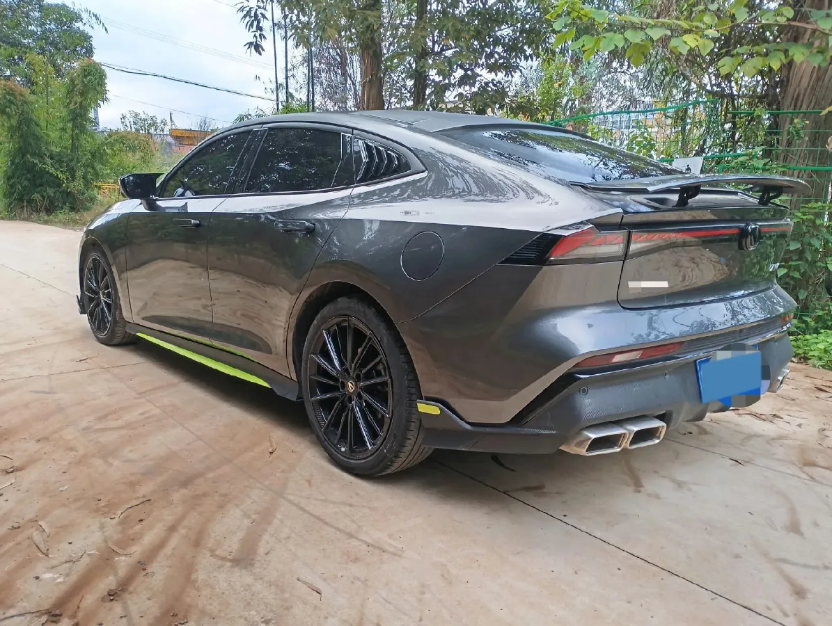 
								Used 2024 ChangAn UNI-V 1.5T 188HP L4 7DCT full									