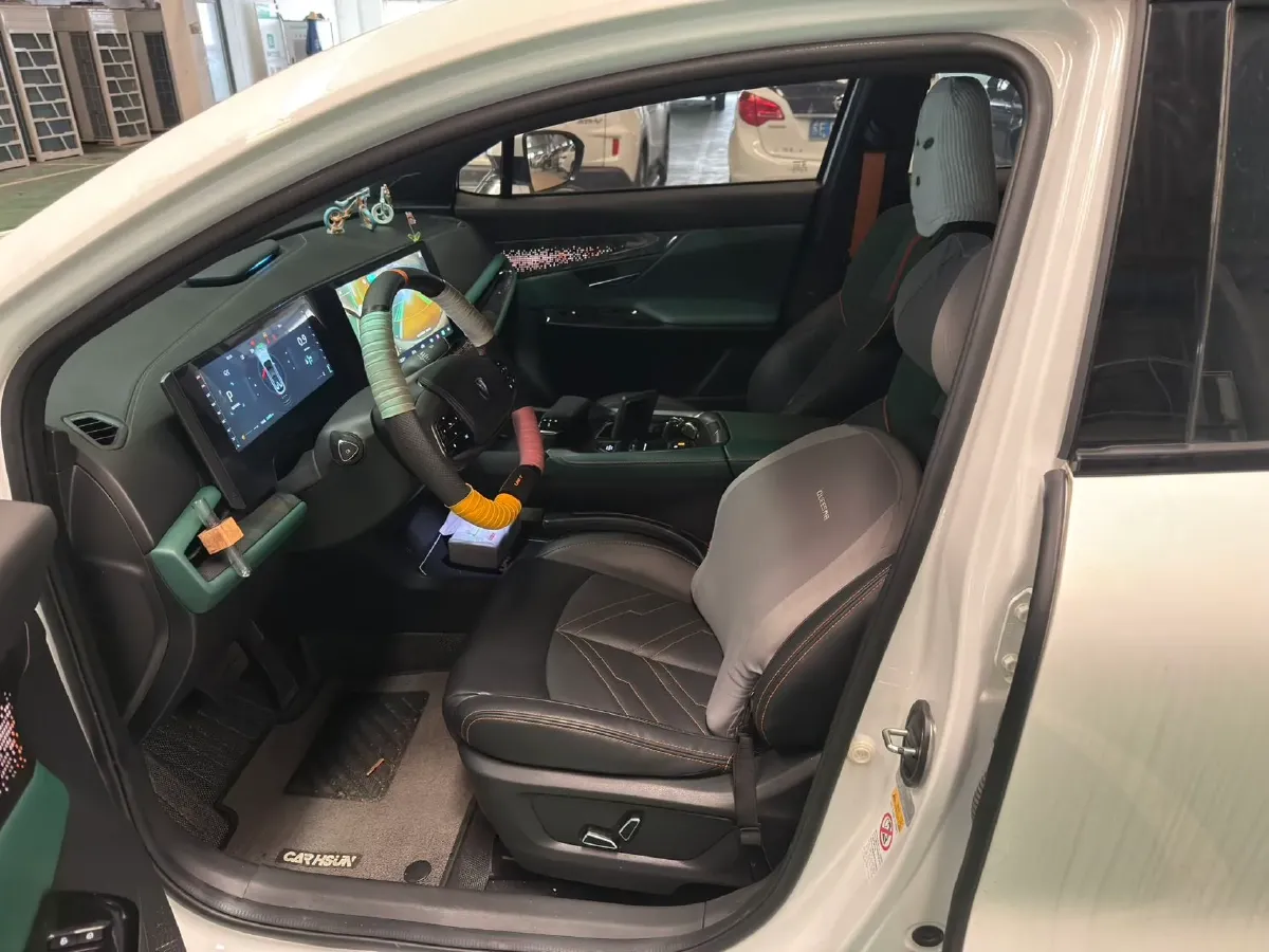 
								Used 2023 ChangAn UNI-T 1.5T 188HP L4 7DCT full									