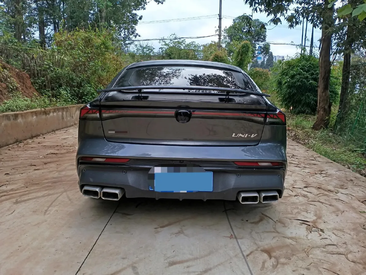 
								Used 2024 ChangAn UNI-V 1.5T 188HP L4 7DCT full									